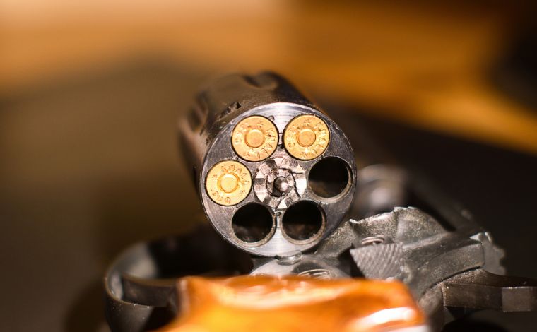 Foto: Ilustrativa - Ao notar a presenÃ§a da viatura, o jovem tentou esconder um objeto na cintura, o que motivou a busca pessoal imediata pela polÃ­cia. Os militares localizaram um revÃ³lver calibre .38 em posse do menor 