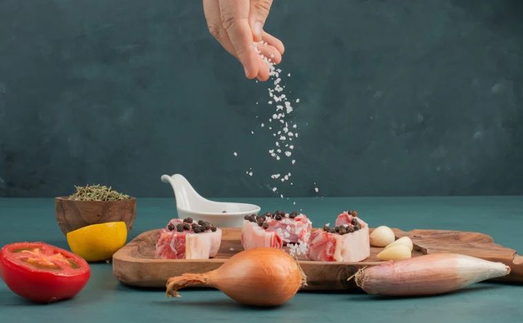 Foto: Freepik - De acordo com o estudo, o sal comum Ã© composto principalmente por sÃ³dio, mineral que, em excesso, faz o corpo reter lÃ­quidos e aumenta a pressÃ£o dentro dos vasos sanguÃ­neos