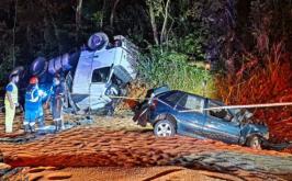 Vídeo: Acidente entre carreta e carro deixa três mortos, entre eles uma criança, na BR-262 