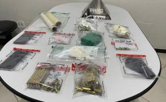 Criança de 2 anos é encontrada sozinha em casa com drogas e munições em Minas Gerais 