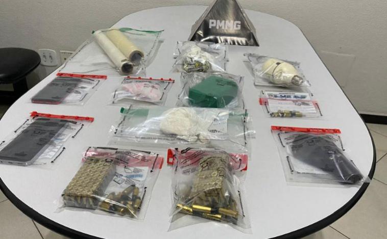 Criança de 2 anos é encontrada sozinha em casa com drogas e munições em Minas Gerais 