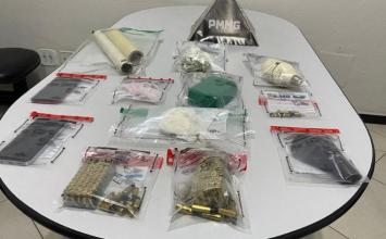 Criança de 2 anos é encontrada sozinha em casa com drogas e munições em Minas Gerais