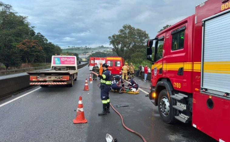 Homem de 28 anos morre em capotamento na BR-040; duas pessoas ficam feridas