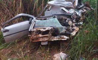Pai, filho e enteado morrem após carro bater em caminhão na BR-354 em MG
