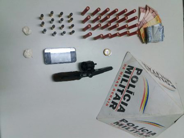 Drogas, armas e munições são apreendidas pela PM em Jequitibá