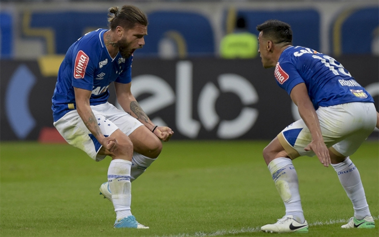 Cruzeiro vence com tranquilidade e alivia a pressão