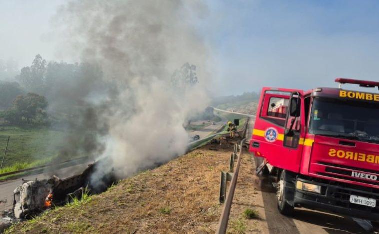 Vídeo: Saqueadores incendeiam carreta após tombamento na BR-381 em Minas Gerais
