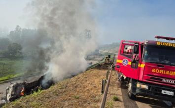 Vídeo: Saqueadores incendeiam carreta após tombamento na BR-381 em Minas Gerais