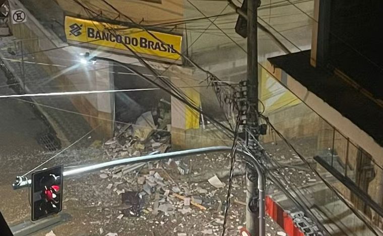 Novo Cangaço: Criminosos atacam agência bancária com explosivos no interior de Minas; veja vídeo