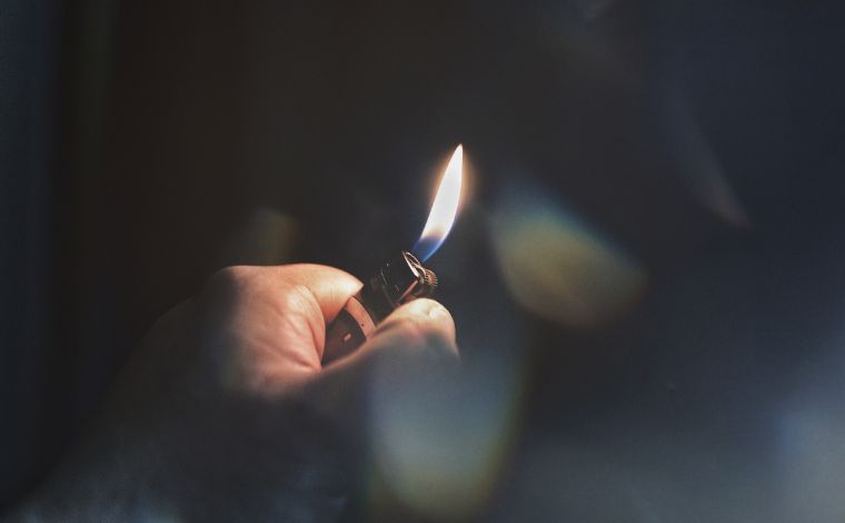 Foto: Pexels - O suspeito foi Ã  casa das vÃ­timas com gasolina, jogou o combustÃ­vel na madrasta e tentou atear fogo. Ele ainda a puxou pelos cabelos e a derrubou, iniciando luta corporal ao tentar acender o isqueiro