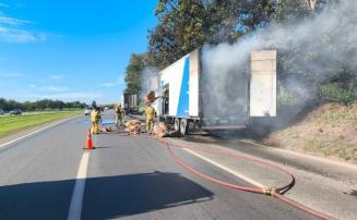Bombeiros combatem incêndio em carreta na BR-040 entre Sete Lagoas e Paraopeba