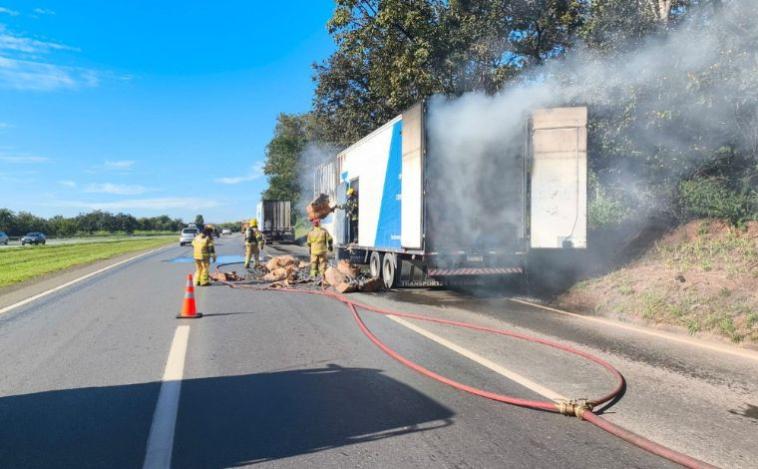 Bombeiros combatem incêndio em carreta na BR-040 entre Sete Lagoas e Paraopeba