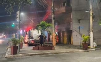 Vídeo: Incêndio em lanchonete mobiliza bombeiros no Centro de Sete Lagoas
