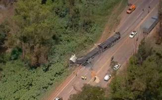 Vídeo: Motociclista morre carbonizado em acidente com carreta na BR-040