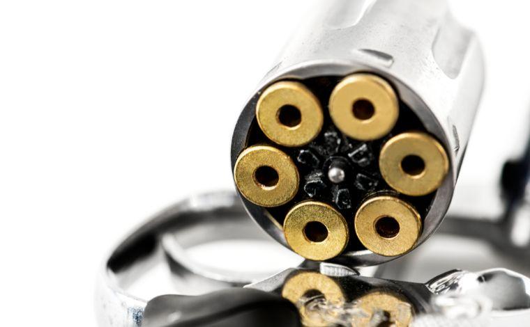 Foto: Freepik - Os policiais encontraram o armamento escondido sob a estrutura plÃ¡stica da moto. O homem assumiu a posse da arma e nÃ£o apresentou resistÃªncia ao procedimento policial