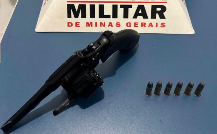 Dois homens são presos após perseguição no bairro Dona Sílvia em Sete Lagoas; arma é apreendida