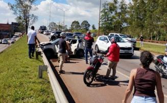 Engavetamento com seis veículos causa lentidão e interdição parcial na BR-040, em Nova Lima