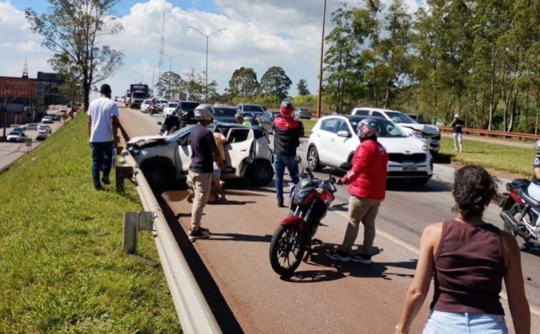 Engavetamento com seis veículos causa lentidão e interdição parcial na BR-040, em Nova Lima