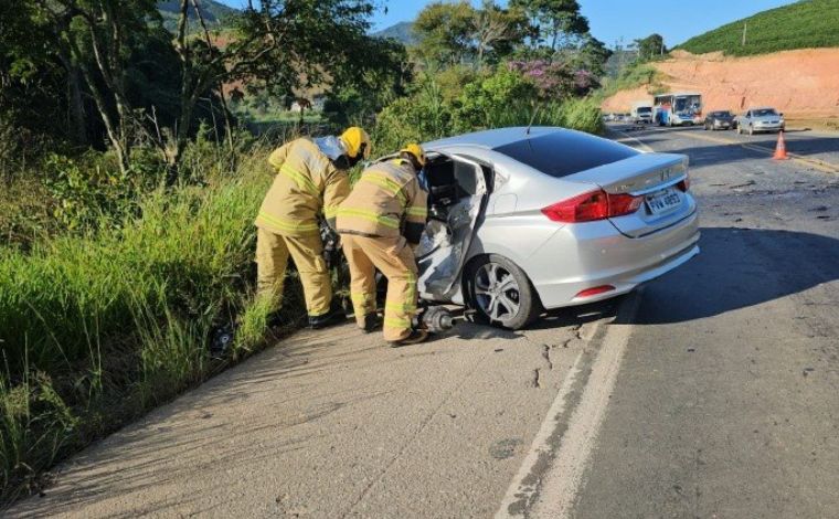 Família que viajava para Guarapari se envolve em acidente na BR-262, em MG; uma pessoa morreu