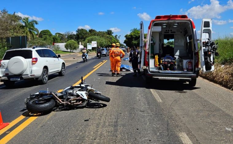 Foto: DivulgaÃ§Ã£o/CBMMG - Segundo o Corpo de Bombeiros, a moto bateu na traseira de um carro nÃ£o identificado, e o condutor fugiu. Com o impacto, as vÃ­timas foram arremessadas para a pista contrÃ¡ria e atingidas por outro veÃ­culo