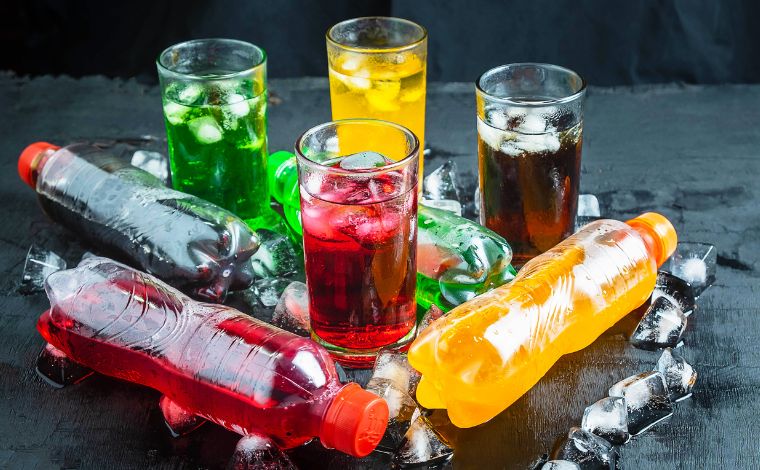Foto: Ilustrativa - O consumo excessivo de bebidas aÃ§ucaradas causa sobrecarga metabÃ³lica, resistÃªncia Ã  insulina e acÃºmulo de gordura abdominal inflamatÃ³ria. AlÃ©m do ganho de peso, o hÃ¡bito prejudica estruturas cerebrais