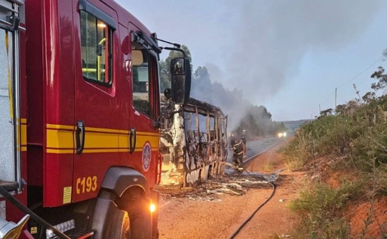Micro-ônibus de equipe de futebol amador é destruído por incêndio na rodovia MG-214