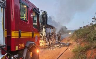 Micro-ônibus de equipe de futebol amador é destruído por incêndio na rodovia MG-214