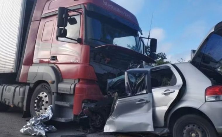 Seis pessoas da mesma família, entre elas duas crianças, morrem em acidente na BR-251, em MG