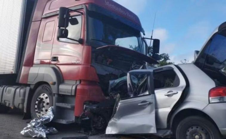 Seis pessoas da mesma família, entre elas duas crianças, morrem em acidente na BR-251, em MG