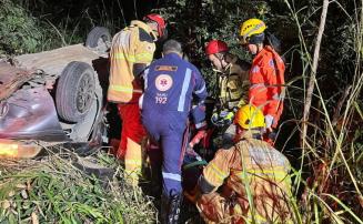 Vídeo: Mulher morre e três pessoas ficam feridas após capotamento na MG-238 em Inhaúma
