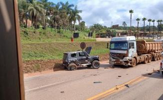 Acidente entre carro e carreta deixa um morto e causa congestionamento na BR-040, em Congonhas