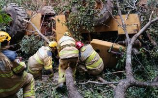 Retroescavadeira cai em ribanceira e mata trabalhador no interior de Minas