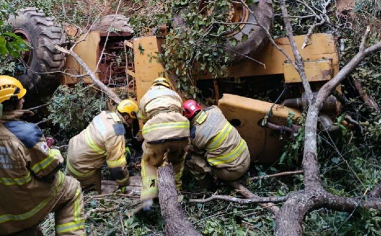 Retroescavadeira cai em ribanceira e mata trabalhador no interior de Minas