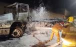 Incêndio em caminhão-tanque com produto químico mobiliza Bombeiros na madrugada em Sete Lagoas