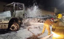 Incêndio em caminhão-tanque com produto químico mobiliza Bombeiros de madrugada em Sete Lagoas