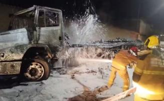 Incêndio em caminhão-tanque com produto químico mobiliza Bombeiros de madrugada em Sete Lagoas
