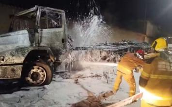 Incêndio em caminhão-tanque com produto químico mobiliza Bombeiros na madrugada em Sete Lagoas