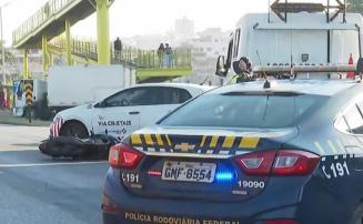 Motociclista morre após colisão com caminhão e interdita faixas da BR-040 no sentido Sete Lagoas