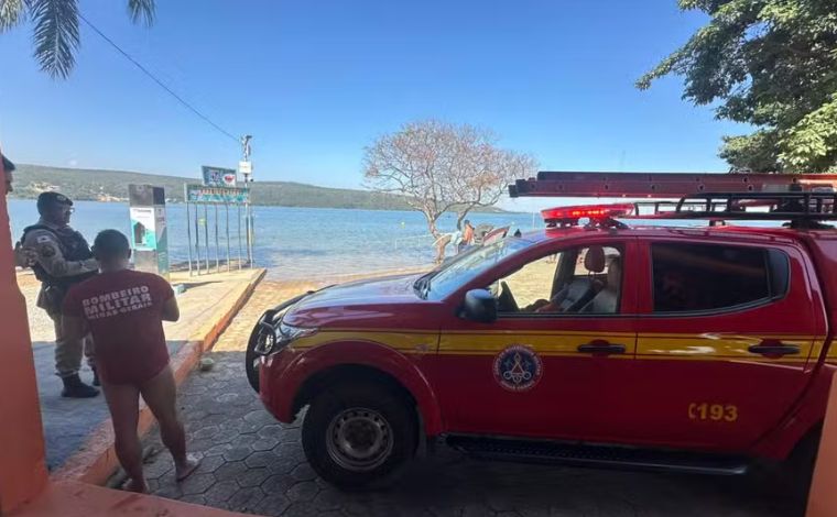 Bombeiros resgatam corpo de homem encontrado na represa de Três Marias