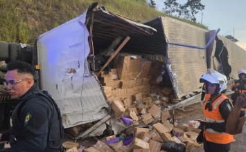PRF apreende quase 2 toneladas de maconha após tombamento de carreta na BR-381, na Grande BH