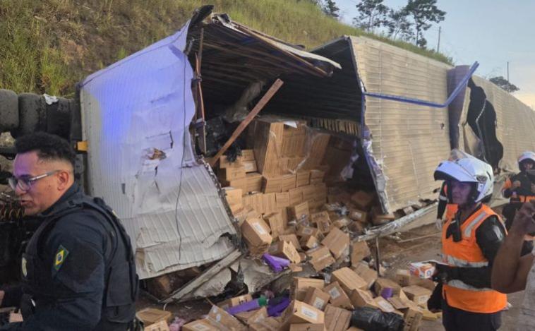 PRF apreende quase 2 toneladas de maconha após tombamento de carreta na BR-381, na Grande BH
