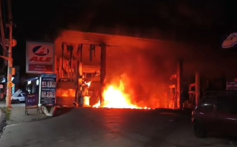 Foto: DivulgaÃ§Ã£o/CBMMG - O carro envolvido em tentativa de roubo bateu em bomba de combustÃ­vel e provocou incÃªndio. Duas viaturas dos bombeiros atenderam a ocorrÃªncia e, na chegada, havia duas bombas em chamas e fogo no teto do posto