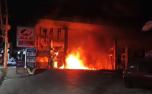 Vídeo: Carro atinge bomba de combustível e provoca incêndio em posto na Grande BH