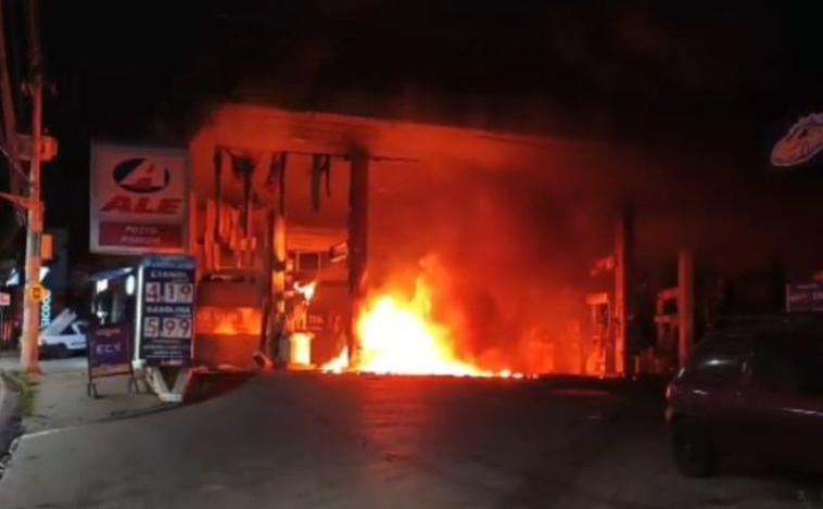 Vídeo: Carro atinge bomba de combustível e provoca incêndio em posto na Grande BH