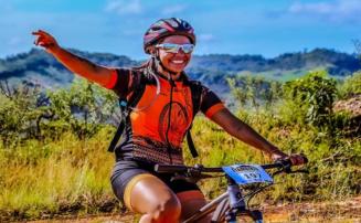 Influenciadora morre atropelada durante prova de ciclismo em Minas Gerais