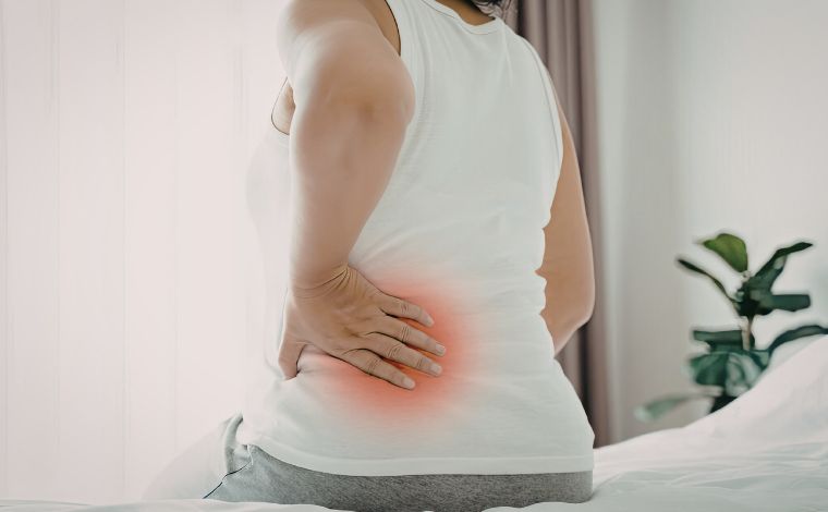Foto: ReproduÃ§Ã£o - Muitas mulheres associam a dor nas costas a fatores como sedentarismo ou mÃ¡ postura, mas, quando o incÃ´modo Ã© frequente e piora no perÃ­odo menstrual, pode indicar outra causa e exige atenÃ§Ã£o