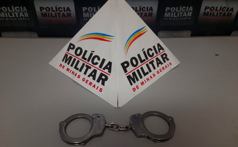 PM prende suspeito e apreende drogas em imóvel usado para tráfico no bairro Emília, em Sete Lagoas