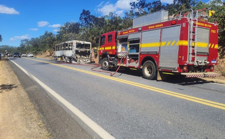 Micro-ônibus escolar é destruído por incêndio na MGC-259 em Curvelo