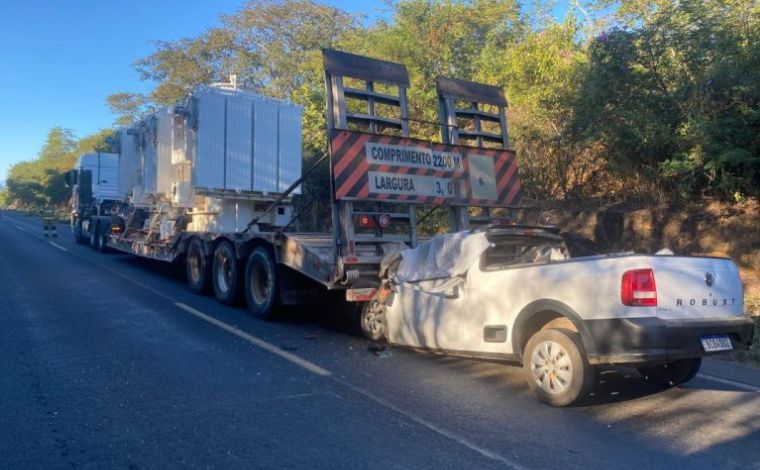 Idoso morre após bater na traseira de carreta na rodovia MGC-401