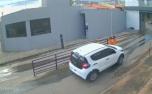 Criminosos invadem condomínio, rendem criança e roubam cofre com R$ 72 mil em MG